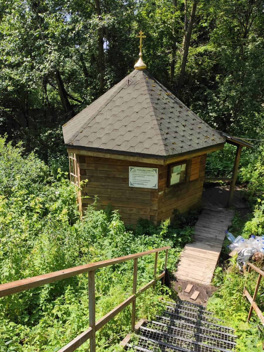 Часовня Георгия Победоносца, Троицкий (Истринский городской округ и ЗАТО Восход, Московская область). общий вид в ландшафте