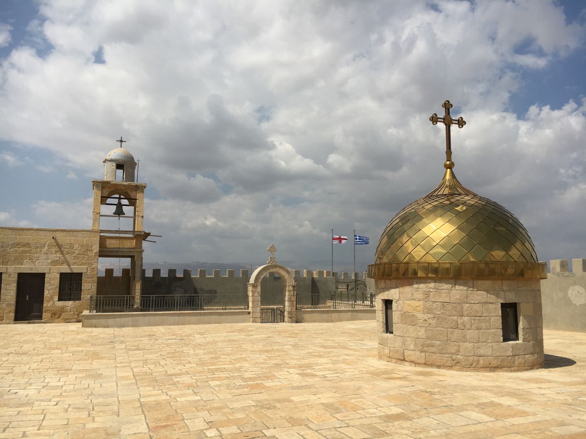 Каср-эль-Яхуд. Монастырь Иоанна Предтечи. архитектурные детали, купол, выходящий на плоскую крышу