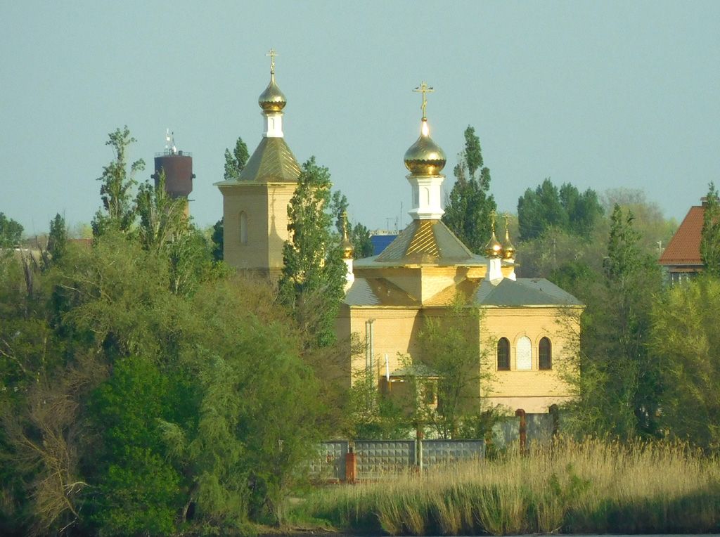 Церковь Ольги равноапостольной, Пятиморск (Калачёвский район, Волгоградская область). фасады, Вид на церковь с Волго-Донского канала
