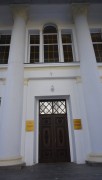 Домовая церковь Тихона Задонского при Новосибирской духовной семинарии, Центральный вход в Новосибирскую духовную семинарию, окна храма Тихона Задонского<br>, Обь, Обь, город, Новосибирская область