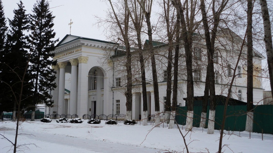Домовая церковь Тихона Задонского при Новосибирской духовной семинарии, Обь (Обь, город, Новосибирская область). общий вид в ландшафте, Здание Новосибирской православной духовной семинарии с церковью Тихона Задонского