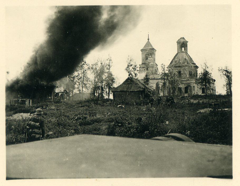 Церковь Преображения Господня, Спас (Новодугинский район, Смоленская область). архивная фотография, Наступление немцев летом 1941го со стороны березовой рощи. Слева горит школа.