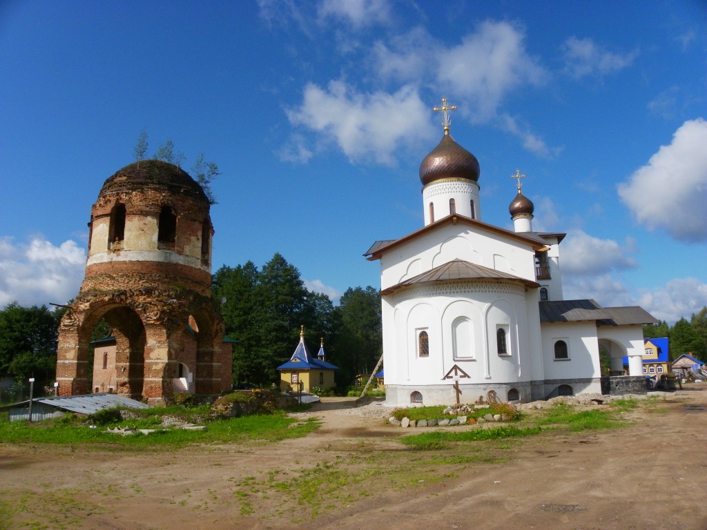 Феофилова Пустынь (Николаево). Церковь Успения Пресвятой Богородицы (новая). общий вид в ландшафте, На этом снимке сразу 3 Успенских церкви: старая, новая и деревянная церковь-времянка