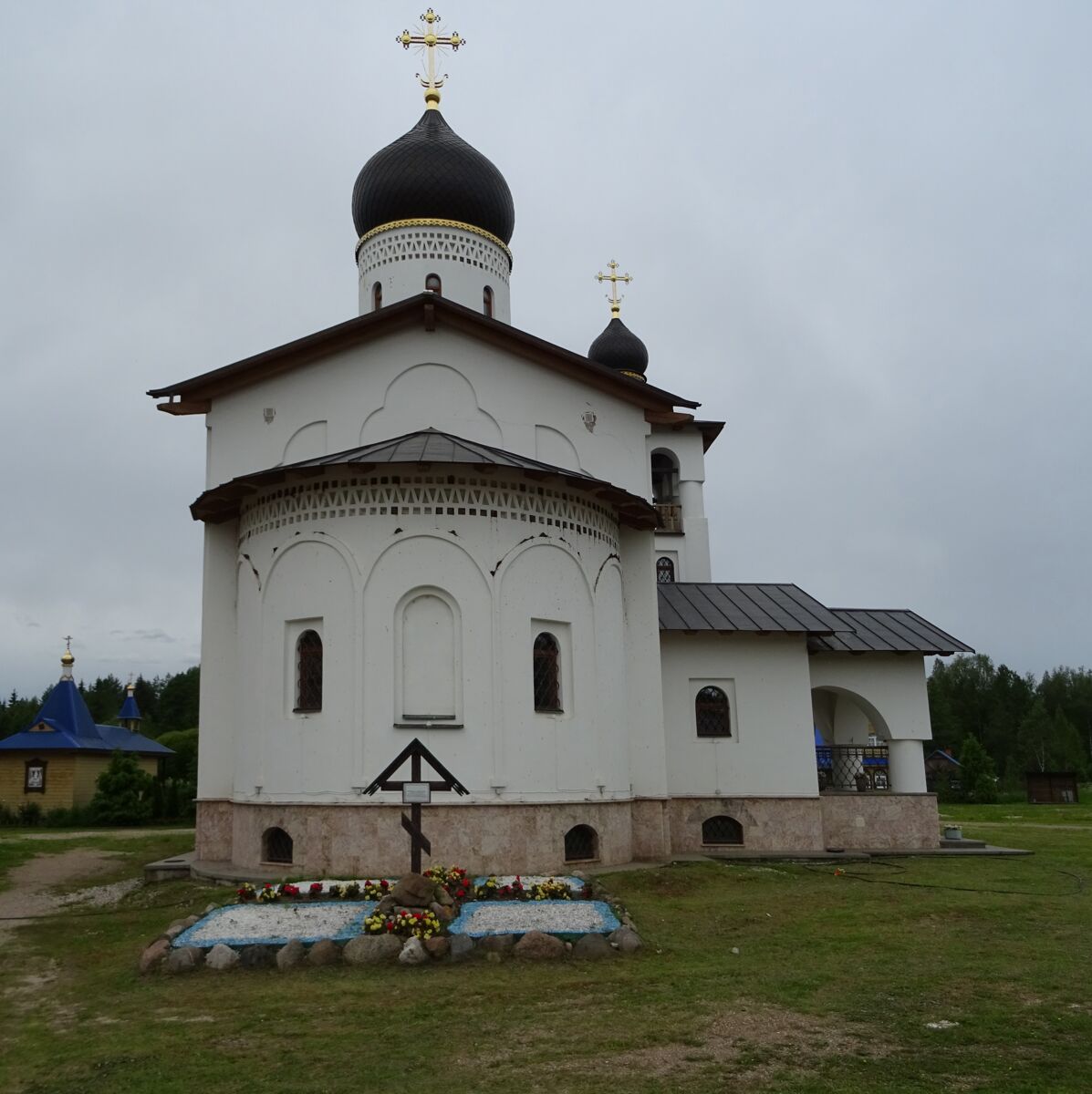 Церковь Успения Пресвятой Богородицы (новая), Феофилова Пустынь (Николаево) (Струго-Красненский район, Псковская область). фасады, Церковь Успения Пресвятой Богородицы (новая).