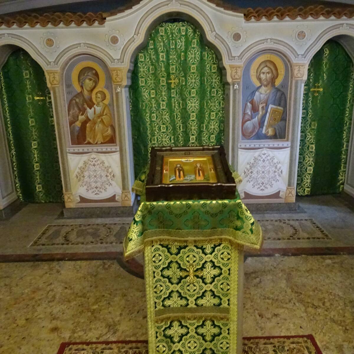 Церковь Успения Пресвятой Богородицы (новая), Феофилова Пустынь (Николаево) (Струго-Красненский район, Псковская область). интерьер и убранство, Церковь Успения Пресвятой Богородицы (новая).
Нижний храм в честь святых Феофила и Иакова Омучских.