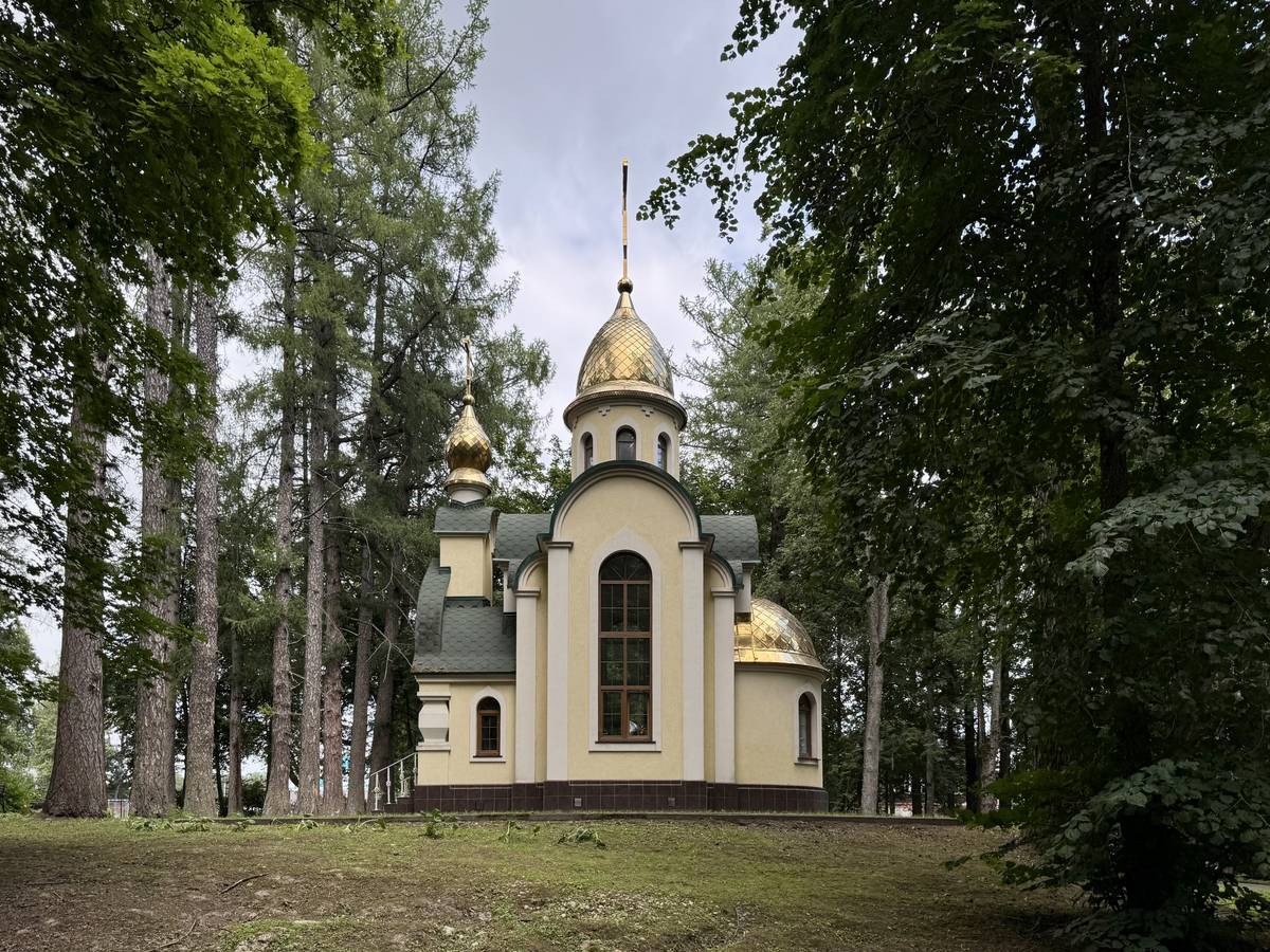 Вид с юга, общий вид в ландшафте. Церковь Троицы Живоначальной (малая), Дугино (Сычёвский район, Смоленская область)