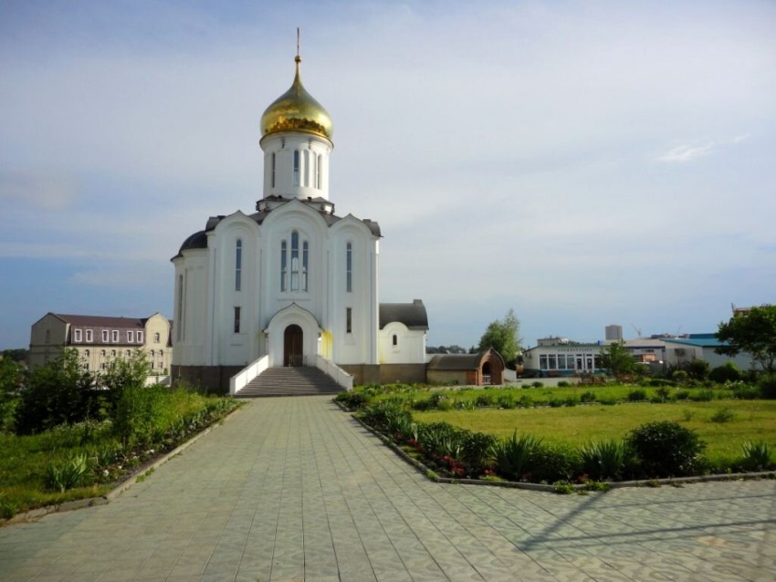 Новосибирск. Монастырь Новомучеников и исповедников Церкви Русской. Церковь Новомучеников и исповедников Церкви Русской. фасады, Вид с Севера, от главных ворот храма. На заднем плане, слева виден строящийся монастырский комплекс с жилыми и учебными помещениями.