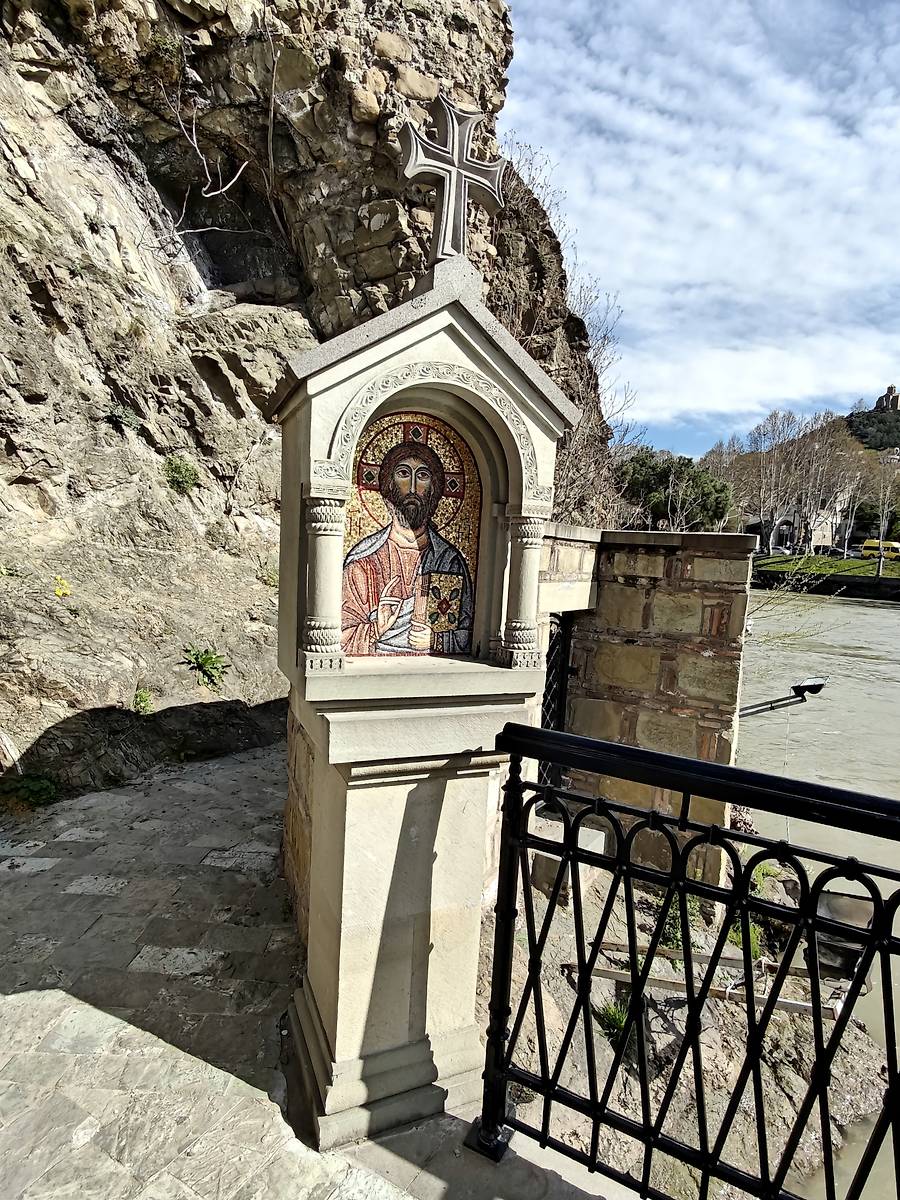 Часовенный столб справа от часовни, дополнительная информация. Часовня Ста тысяч мучеников Тбилисских, Исанский район (Тбилиси, город, Грузия)