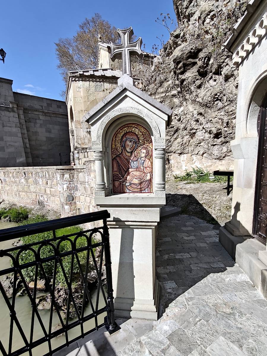 Часовенный столб слева от часовни, дополнительная информация. Часовня Ста тысяч мучеников Тбилисских, Исанский район (Тбилиси, город, Грузия)