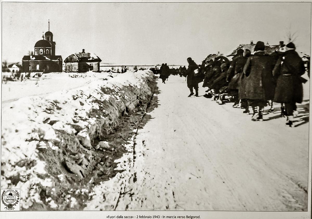 Вид на храм со стороны абсиды. Фото 1943 г. из итальянского издания, архивная фотография. Церковь Николая Чудотворца, Разумное (Белгородский район, Белгородская область)
