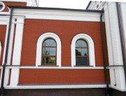 Церковь Успения Пресвятой Богородицы в посёлке завода "Большевик", Декор оконных проемов по периметру церкви<br>, Вольск, Вольский район, Саратовская область