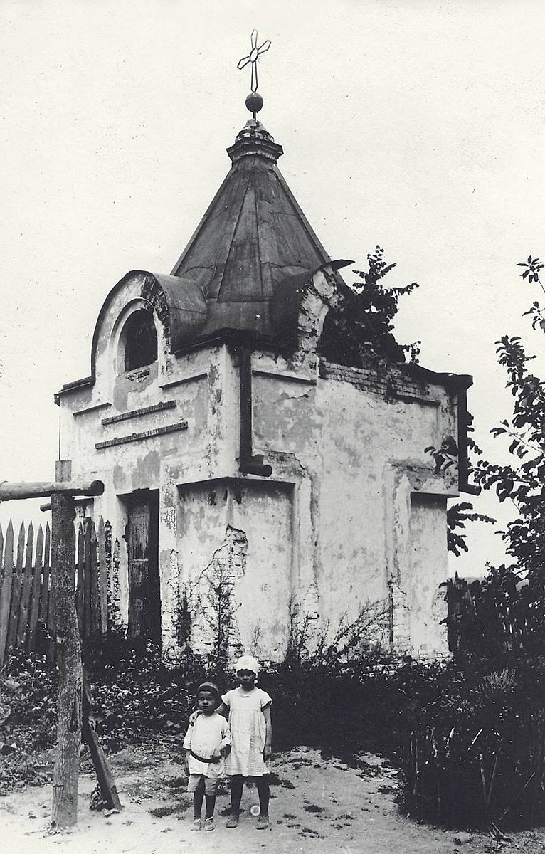 Фото 1920-ых - 1930-ых годов с сайта kazan-journal.ru. Автор А.И. Бренинг, архивная фотография. Часовня на могиле Д.М. Меншиковой, Верхний Услон (Верхнеуслонский район, Республика Татарстан)