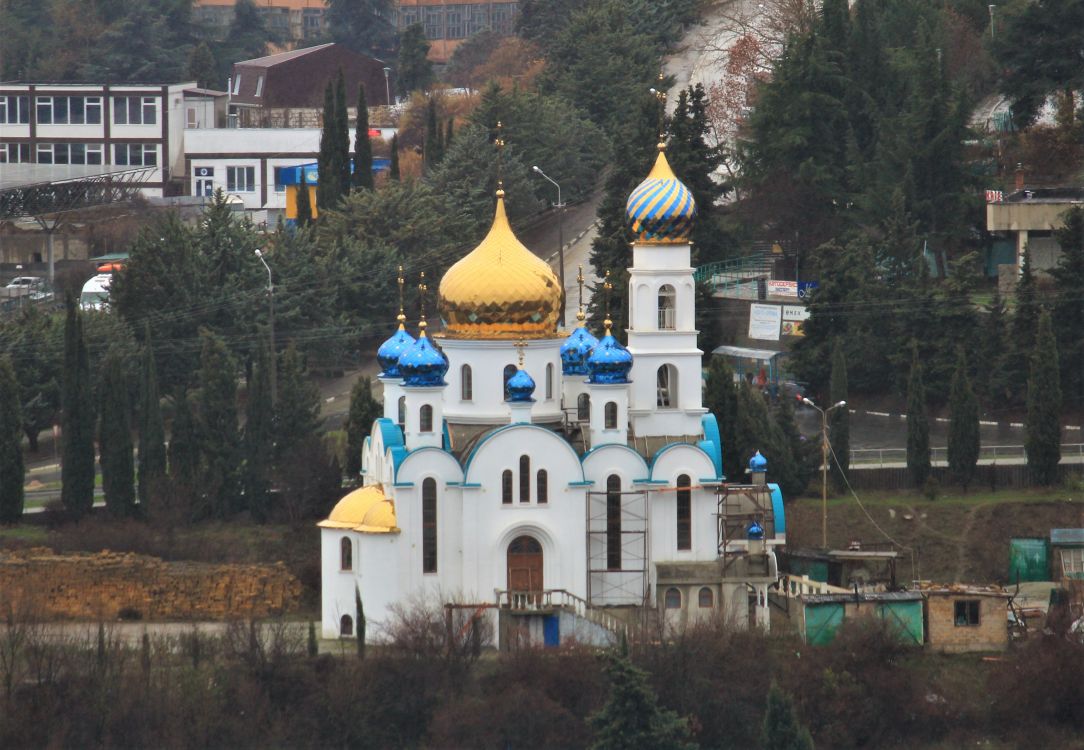 Алушта. Церковь Царственных страстотерпцев. общий вид в ландшафте, Вид от церкви Луки Крымского
