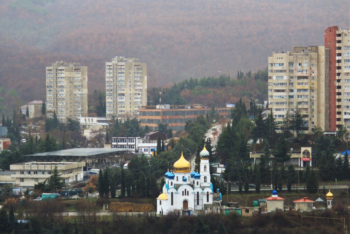 Церковь Царственных страстотерпцев, Алушта (Алушта, город, Республика Крым). общий вид в ландшафте, Вид со смотровой площадки у кладбища