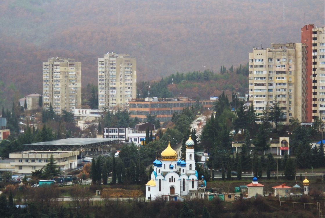 Алушта. Церковь Царственных страстотерпцев. общий вид в ландшафте, Вид со смотровой площадки у кладбища