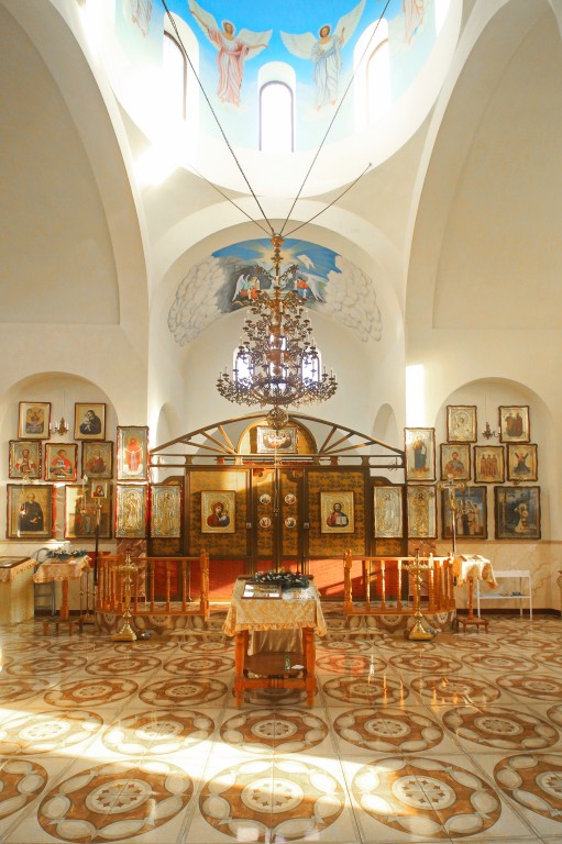 Церковь Царственных страстотерпцев, Алушта (Алушта, город, Республика Крым). интерьер и убранство, Иконостас