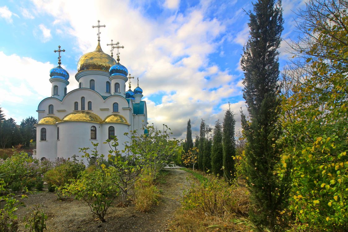 Алушта. Церковь Царственных страстотерпцев. фасады