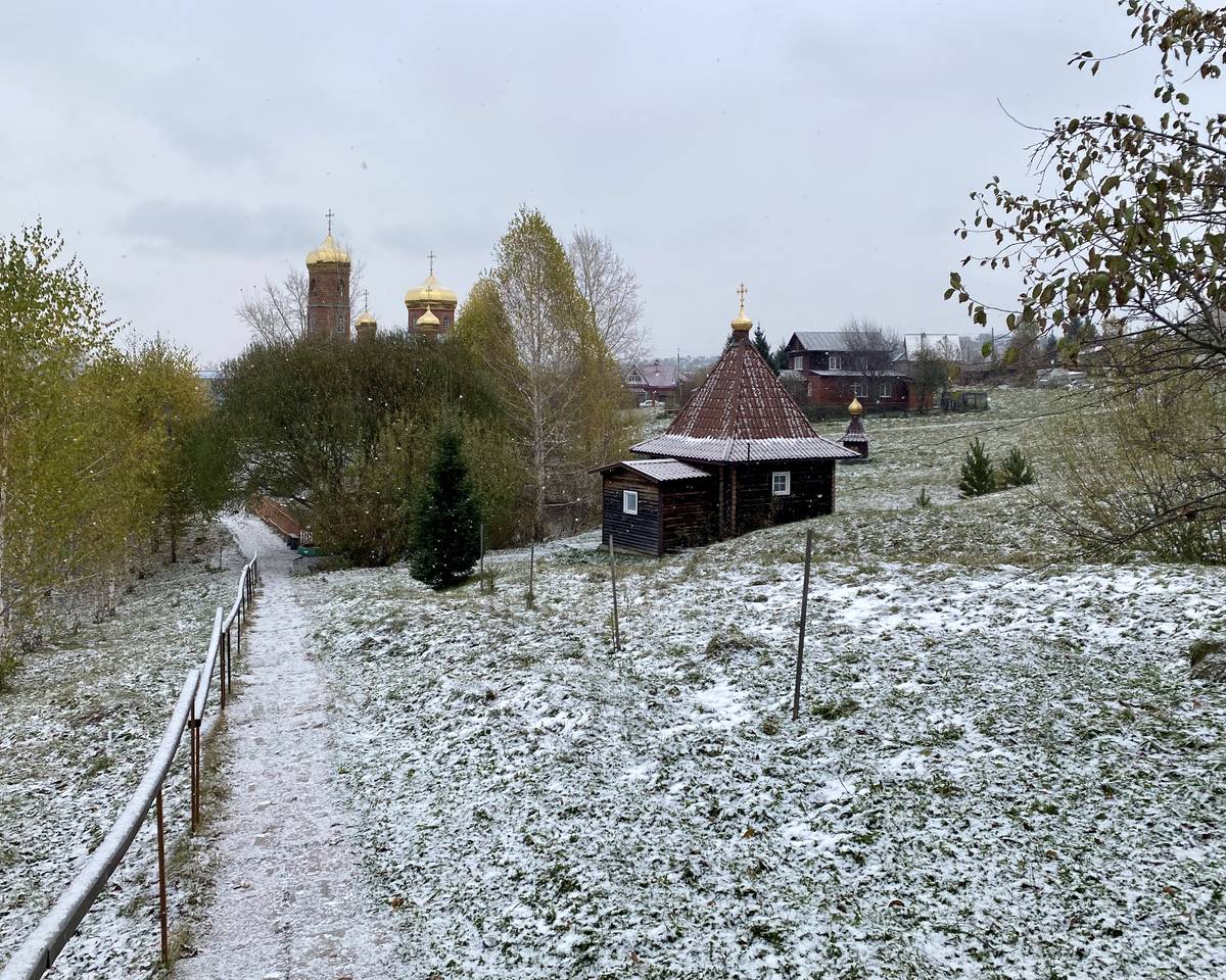 Вид на купальню с дорожки к Глазному роднику, дополнительная информация. Часовня Василия Великого, Белокуриха (Белокуриха, город, Алтайский край)