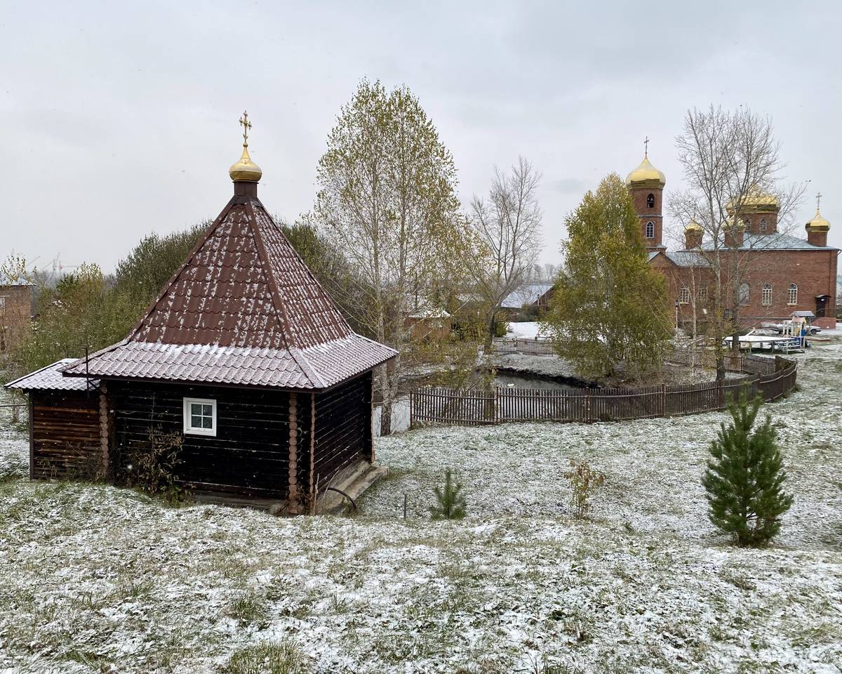 Деревянная закрытая купальня с купелью на фоне храма, дополнительная информация. Часовня Василия Великого, Белокуриха (Белокуриха, город, Алтайский край)