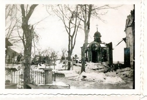 Часовня у стен храма (сам храм частично виден справа). Фото 1942 г. с аукциона e-bay.de, архивная фотография. Церковь Николая Чудотворца, Волхов Мост (Соснинская Пристань) (Чудовский район, Новгородская область)