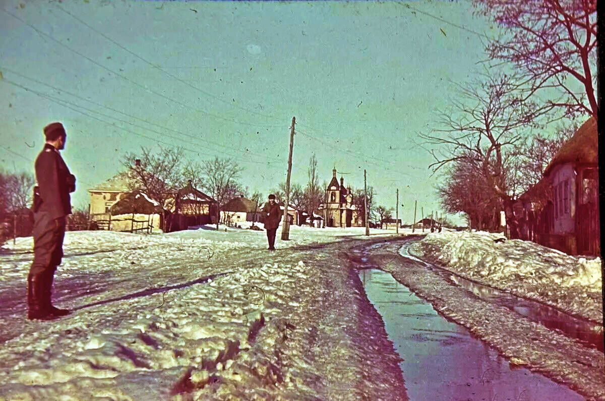 Церковь Рождества Пресвятой Богородицы (старая), Чугуев (Чугуевский район, Украина, Харьковская область). архивная фотография, Храм в ландшафте села. Фото 1942 г. с аукциона e-bay.de