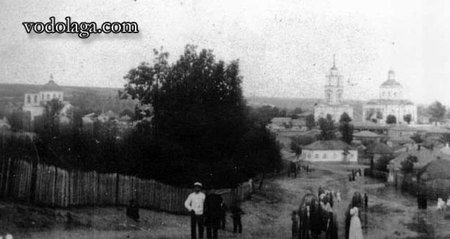 Церковь Воскресения Христова, Новая Водолага (Харьковский район, Украина, Харьковская область). архивная фотография, Вид на с. Новая Водолага и её храмы: справа - церковь Воскресения Христова, слева - церковь Спаса Преображения