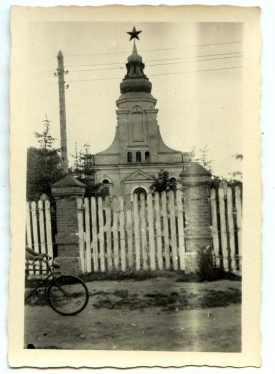 Церковь Покрова Пресвятой Богородицы 11-го Драгунского Рижского полка, Белокриница (Кременецкий район, Украина, Тернопольская область). архивная фотография, Церковь обращённая в клуб. Фото 1941 г. с аукциона e-bay.de