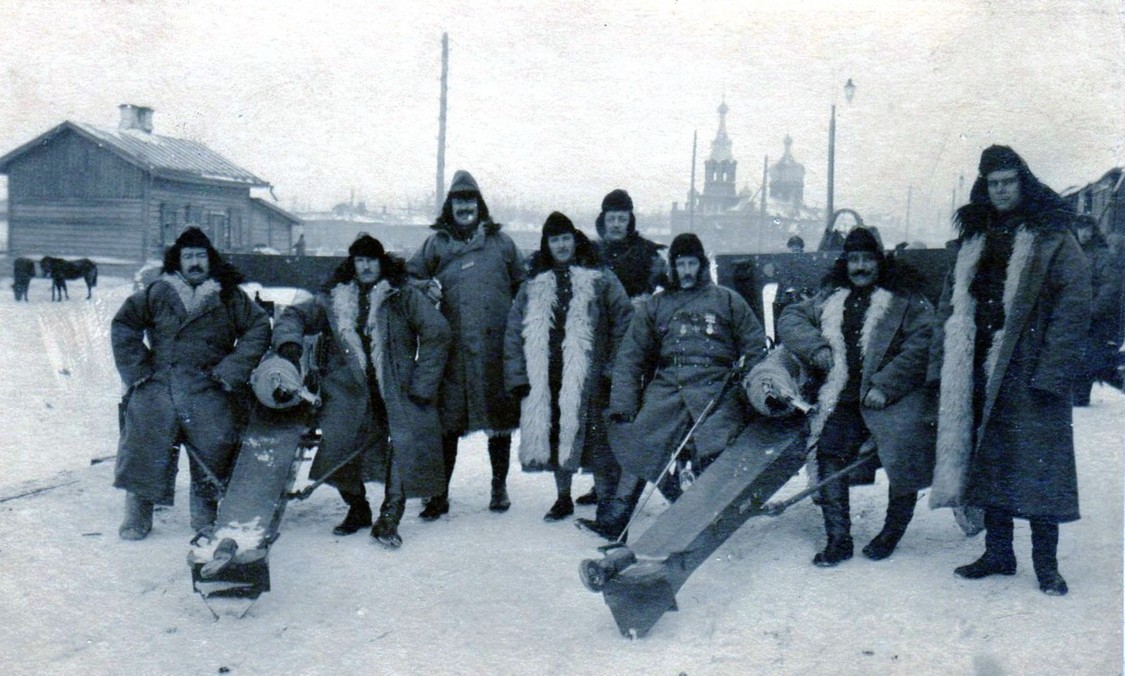 Омск. Церковь Покрова Пресвятой Богородицы при 44-м Сибирском стрелковом полку. архивная фотография, На заднем плане войсковой храм во имя Покрова Пресвятой Богородицы 11-го Сибирского резервного Семипалатинского полка. https://picturehistory.livejournal.com/2115304.html 