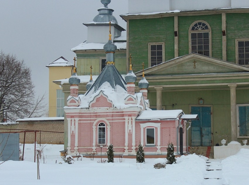 Часовня Смоленской иконы Божией Матери, Новозыбков (Новозыбковский район и г. Новозыбков, Брянская область). фасады, Вид на фоне Никольско-Рождественской церкви
