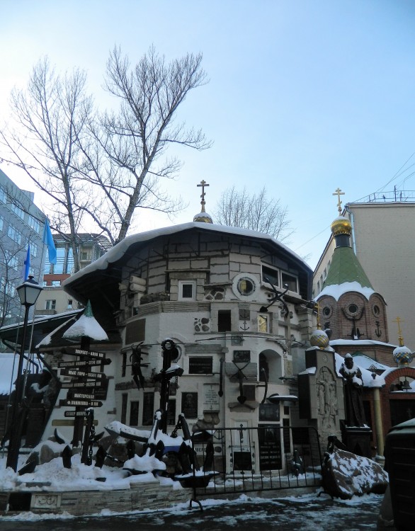 Часовня Феодора Ушакова, Замоскворечье (Центральный административный округ (ЦАО), г. Москва). фасады, Вид часовни, над ней левая главка; под шатром Никольская церковь