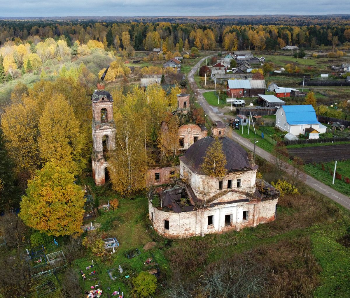 Храмовый комплекс. Церкви Троицы Живоначальной и Николая Чудотворца, Олешь (Галичский район, Костромская область). общий вид в ландшафте