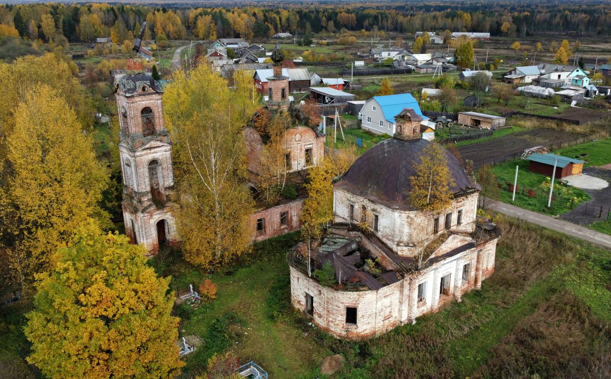 Храмовый комплекс. Церкви Троицы Живоначальной и Николая Чудотворца, Олешь (Галичский район, Костромская область). общий вид в ландшафте