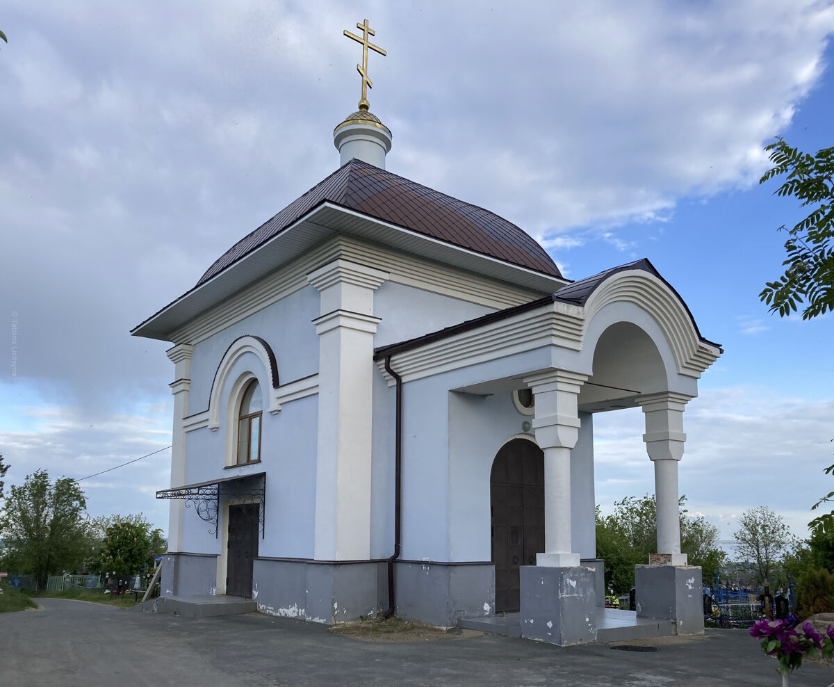 Хвалынск. Церковь Трёх Святителей на православном кладбище. фасады