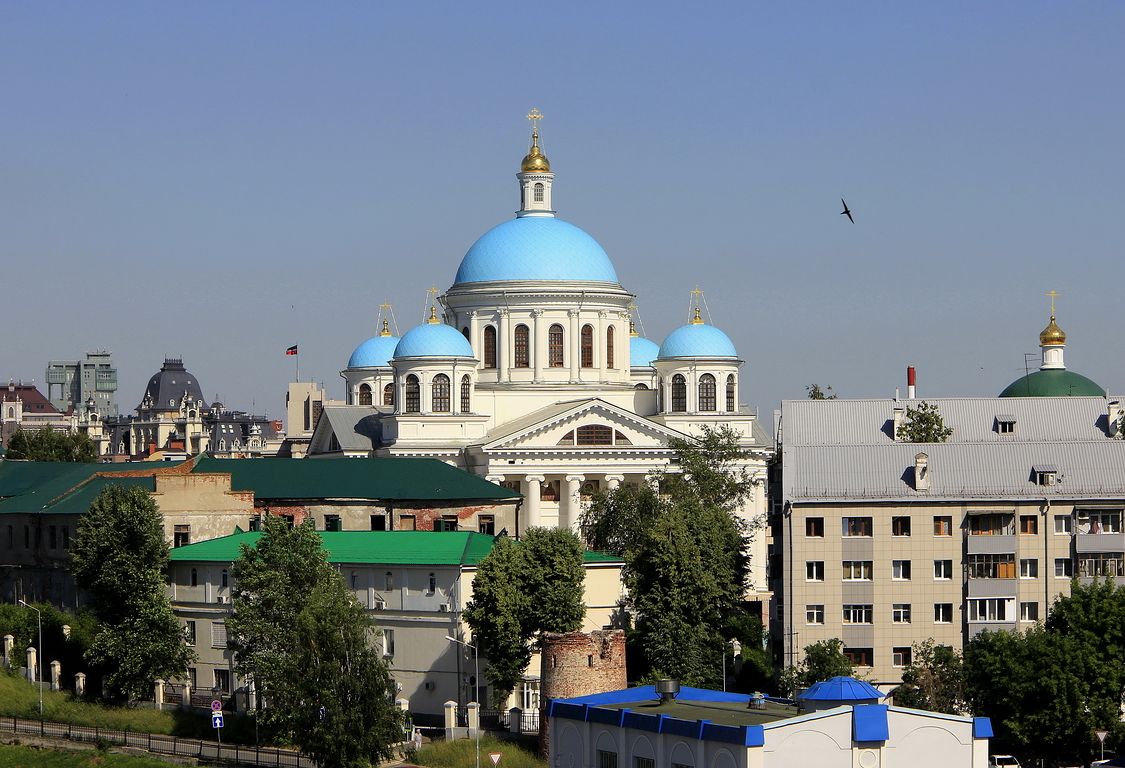 Вахитовский район. Казанско-Богородицкий монастырь. Собор Казанской иконы Божией Матери (новый). общий вид в ландшафте, Вид от Кремля.