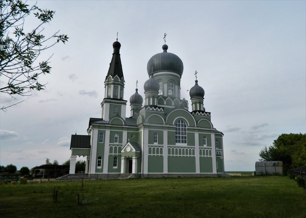 Достоево. Церковь Троицы Живоначальной. общий вид в ландшафте