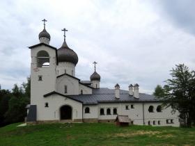 Жуки. Церковь Троицы Живоначальной на подворье Воскресенского Новодевичьего монастыря