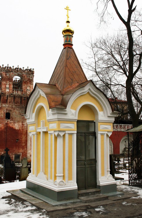 Донской монастырь. Неизвестная часовня, Донской (Южный административный округ (ЮАО), г. Москва). фасады, Часовня-усыпальница. Часовня действует (внутри большая икона и подсвечник).
