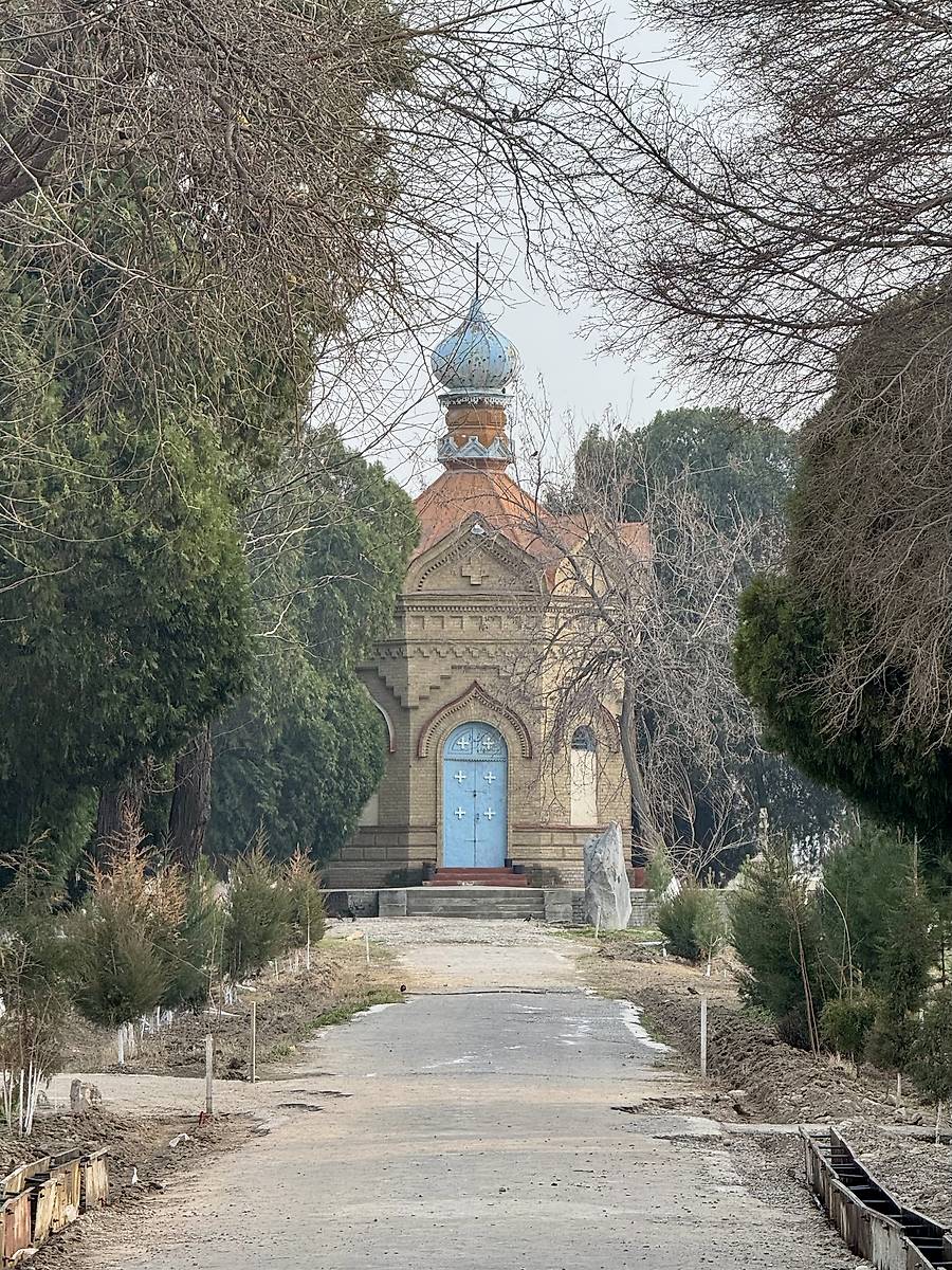 Вид с севера от ворот кладбища, общий вид в ландшафте. Часовня Александра Невского, Фергана (Новый Маргелан, Скобелев) (Узбекистан, Прочие страны)