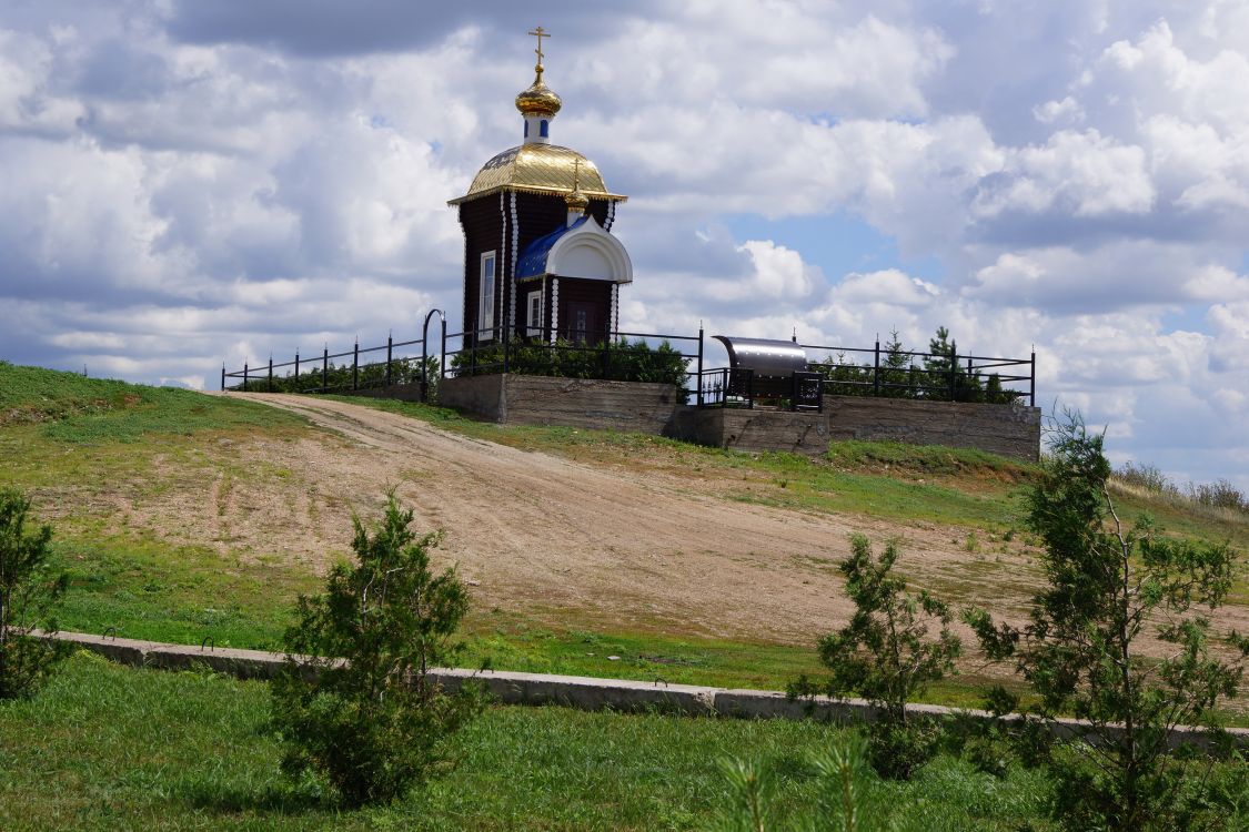 Дубровка. Неизвестная часовня. общий вид в ландшафте