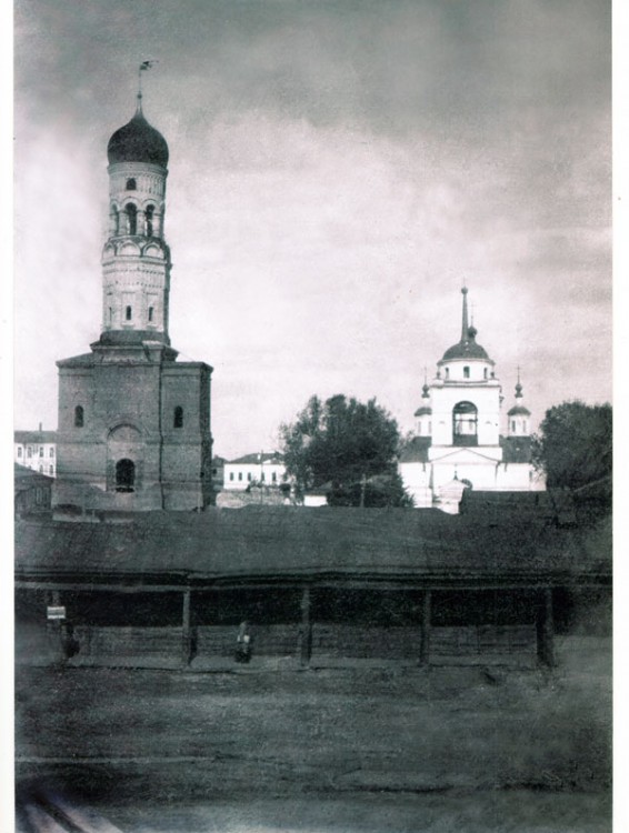 Богодухов. Собор Успения Пресвятой Богородицы. архивная фотография, Собор справа. Частная коллекция. Фото 1910-х годов