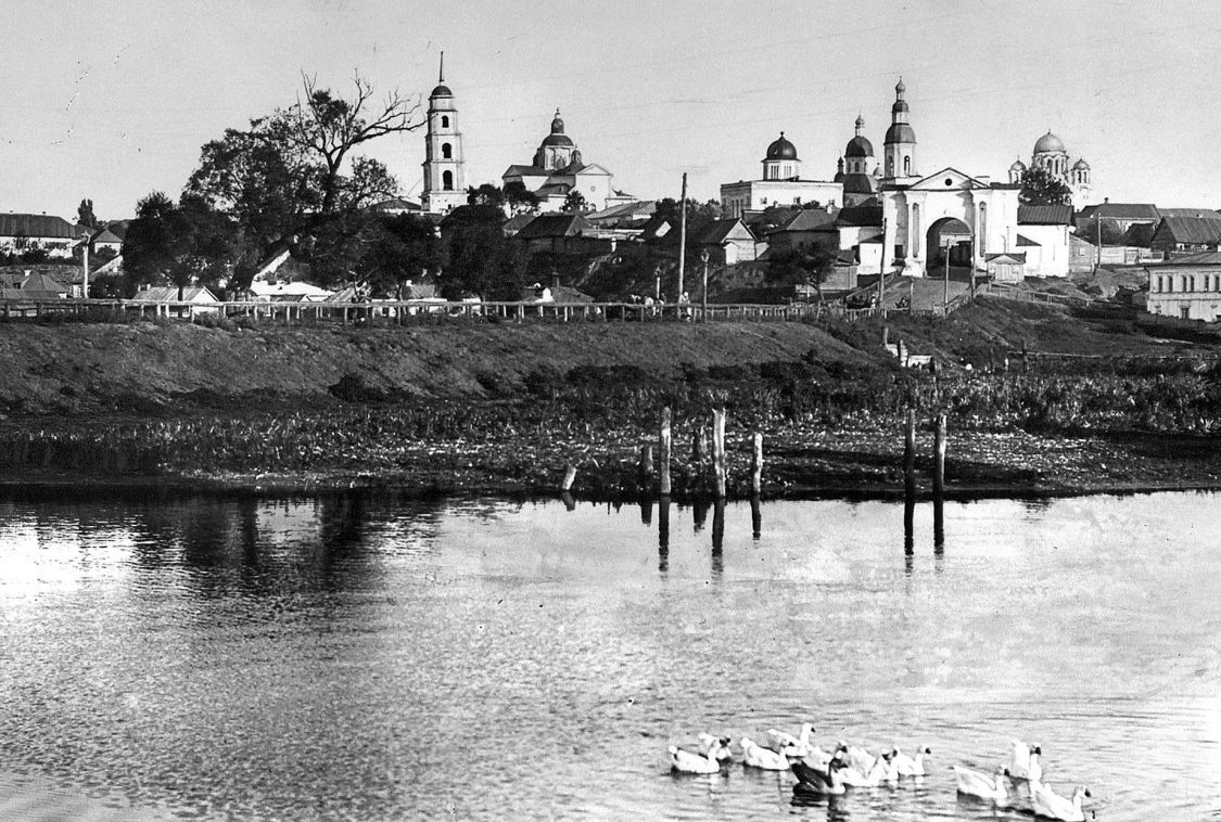 Собор Троицы Живоначальной, Глухов (Шосткинский район, Украина, Сумская область). архивная фотография, Фотография нач. ХХ века. Троицкий собор чуть левее от центра.