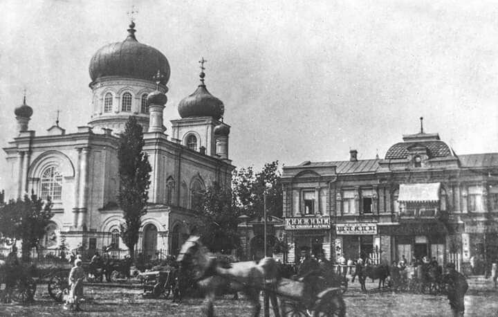 Церковь Троицы Живоначальной, Лубны (Лубенский район, Украина, Полтавская область). архивная фотография, Базарная площадь, 1900 г.