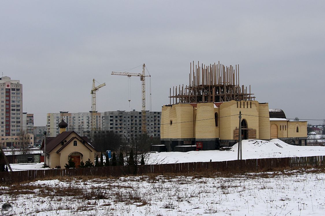 Гродно. Церковь Тихона, Патриарха Всероссийского. фасады, Слева – часовня, справа – строительство храма в честь Рождества Христова.