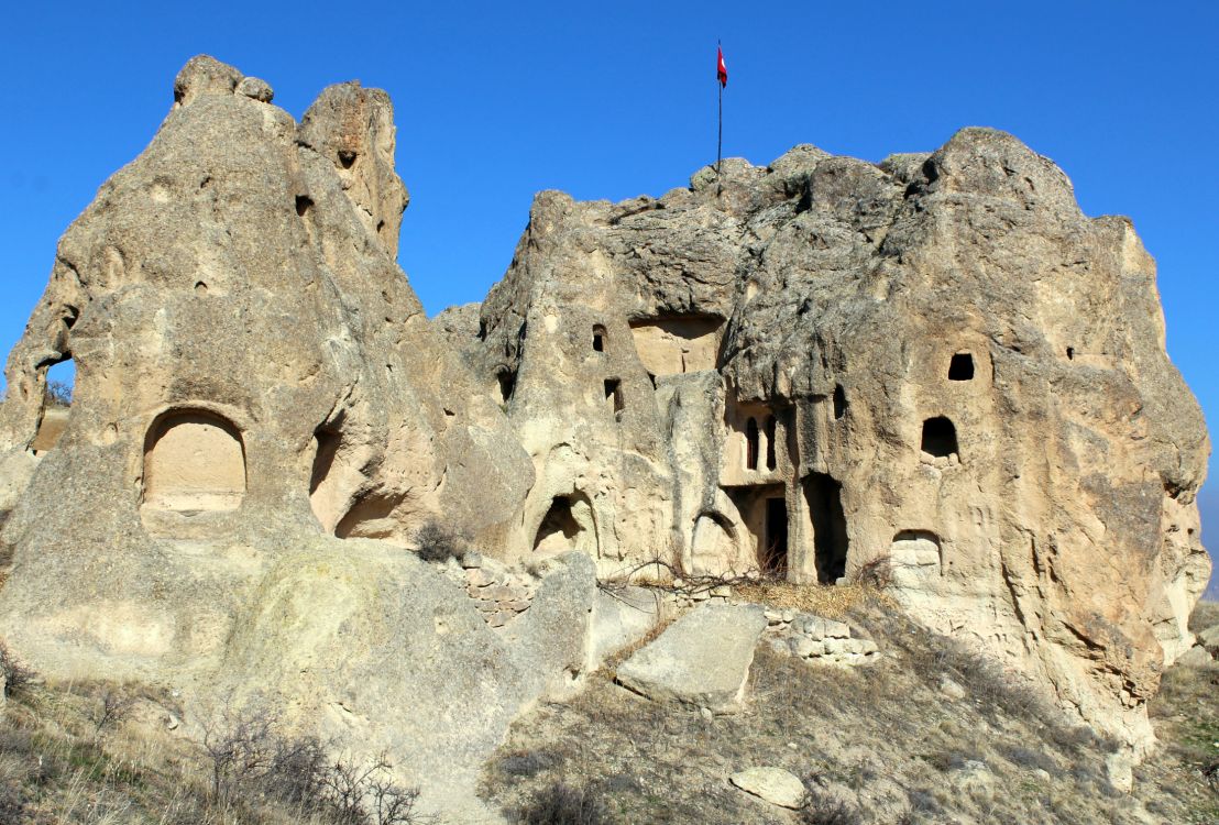 Церковь Феодора Тирона, Ургюп (Невшехир, Турция). фасады, Церковь Федора Тирона в центре.