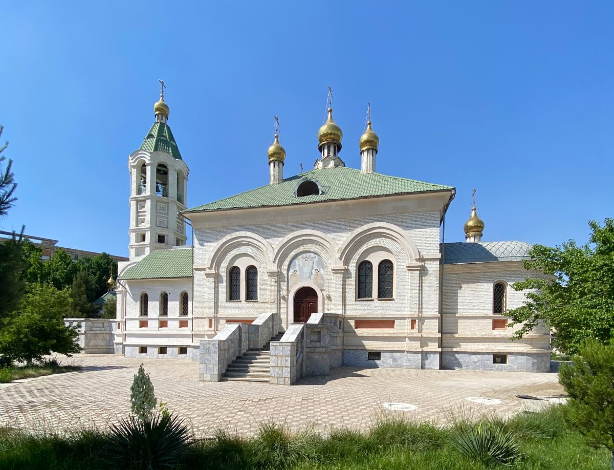 Навои. Церковь Сергия Радонежского. фасады, Вид с юго-востока
