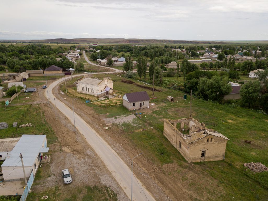 Церковь Рождества Пресвятой Богородицы, Акбулак (Вревское) (Туркестанская область, Казахстан). общий вид в ландшафте, Вместе со зданием старой сельской школы
