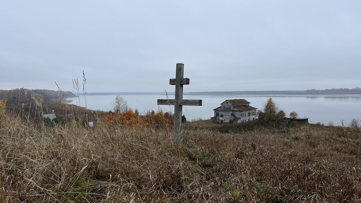 Церковь Иоанна Предтечи, Вавчуга (Холмогорский район, Архангельская область). дополнительная информация, Вид от церкви на Серепную Двину и дом Бажениных.
