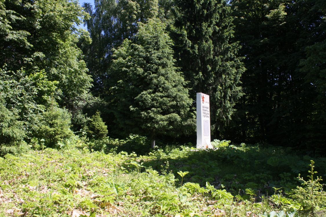 Церковь Успения Пресвятой Богородицы, Глинищи (Одоевский район, Тульская область). дополнительная информация, Вид на церковное место с запада.