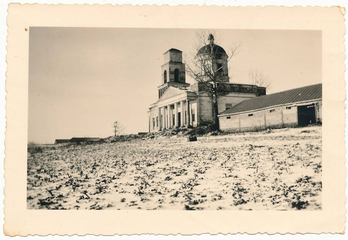 Вид с юго-восточной стороны. Фото 1942 г. с аукциона e-bay.de, архивная фотография. Церковь Троицы Живоначальной, Кромы (Кромской район, Орловская область)