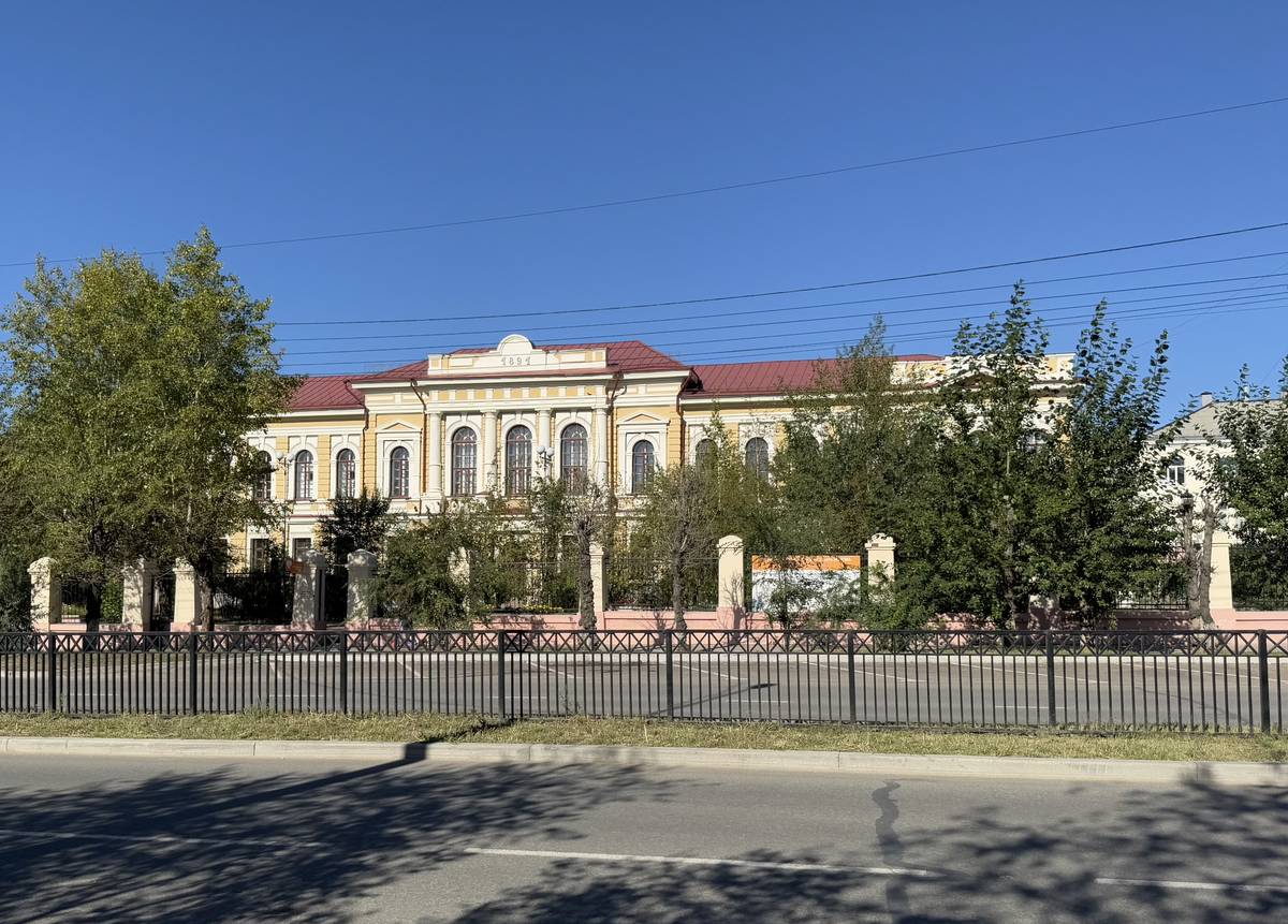 Бывшая мужская гимназия, правее которой находилась церковь, дополнительная информация. Церковь Антония Римлянина, Антония Дымского и Антония Великого при бывшей мужской гимназии, Чита (Чита, город, Забайкальский край)